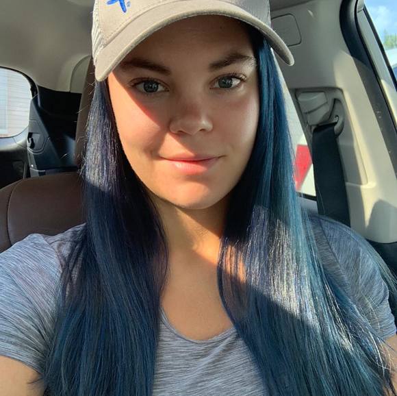 Profile Picture of Ashley Arscheene (@ashleyarsch) on Poshmark