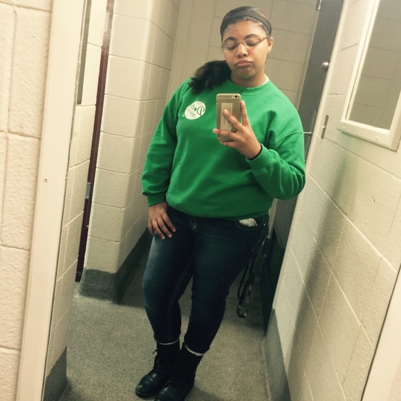 Profile Picture of April Triplett (@triplett_00) on Poshmark