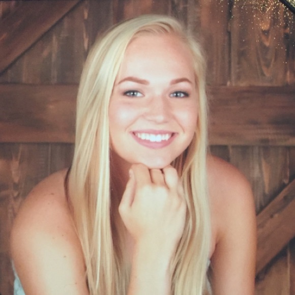 Profile Picture of Liz Blumthal (@lizblumthal) on Poshmark