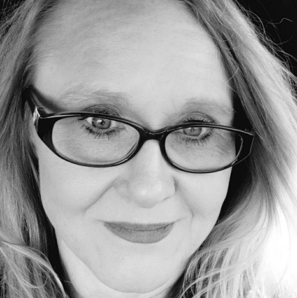 Profile Picture of Leanna***posh ambassador*** Hostetler (@fromcali2tn) on Poshmark