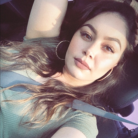 Profile Picture of Crystal Bernal (@cbernal_93) on Poshmark