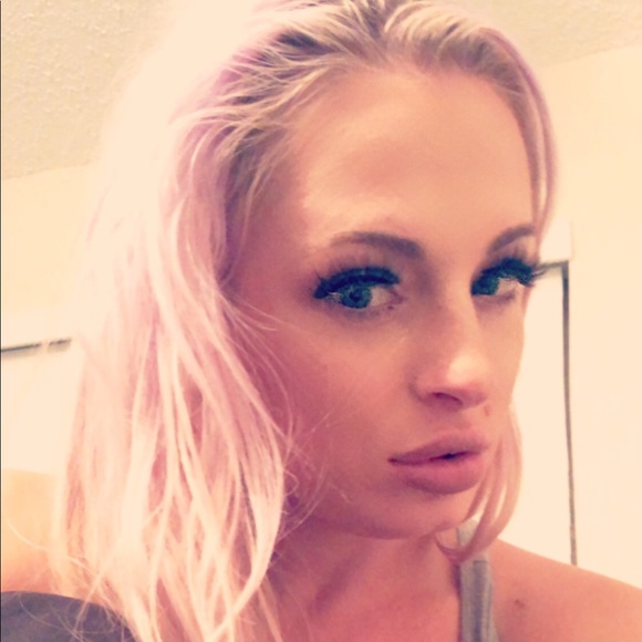 Profile Picture of Alexandra Schultz (@alexandrasch923) on Poshmark