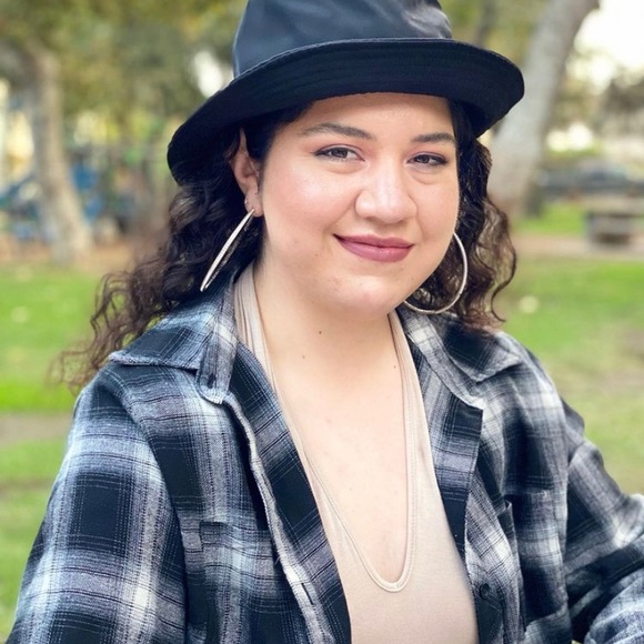 Profile Picture of Alexia Baca (@alexia_baca) on Poshmark