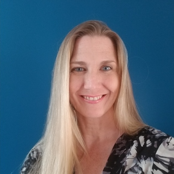 Profile Picture of Sandra Holte (@skol73) on Poshmark