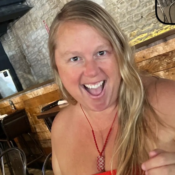 Profile Picture of April Acker (@aprilacker100) on Poshmark