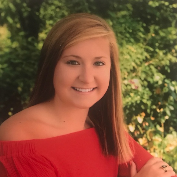 Profile Picture of Caroline Yanson (@yansonca18) on Poshmark