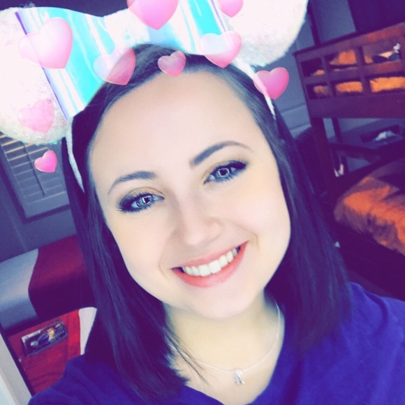 Profile Picture of Katherine Elmore (@katherineelmore) on Poshmark