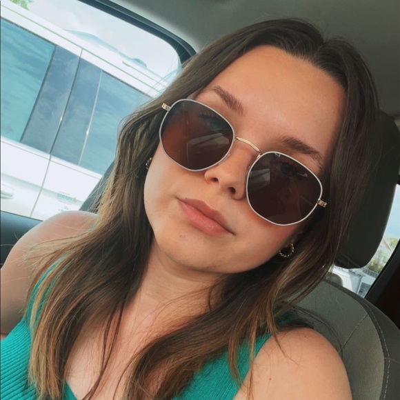 Profile Picture of Amanda Wink (@amandawink27) on Poshmark