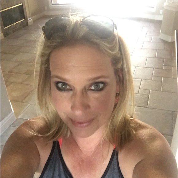 Profile Picture of Lisa Davis (@mlftd) on Poshmark