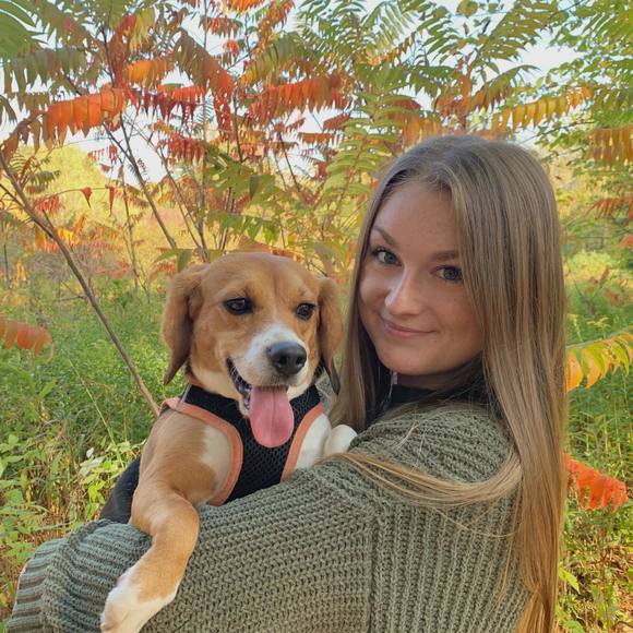 Profile Picture of Stephanie Coons (@taylorswift3) on Poshmark