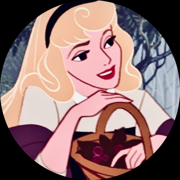 Profile Picture of Sarah Petro (@tortiejos) on Poshmark
