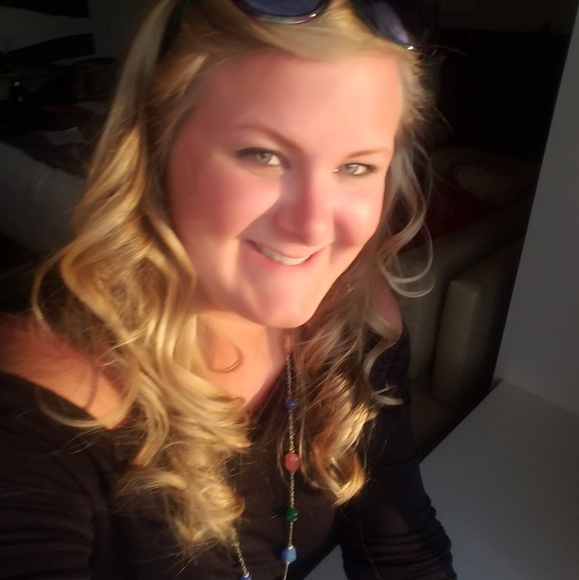 Profile Picture of Dani Wakely (@dwakely) on Poshmark