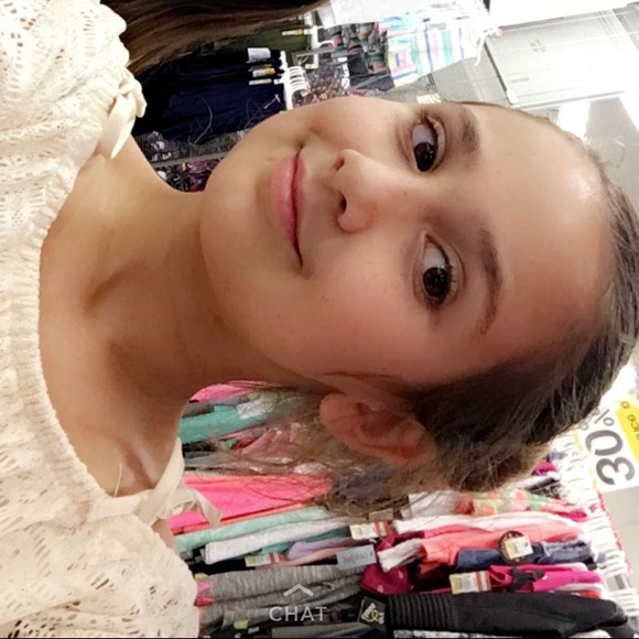 Profile Picture of Gracie Busing (@gracieskye3) on Poshmark