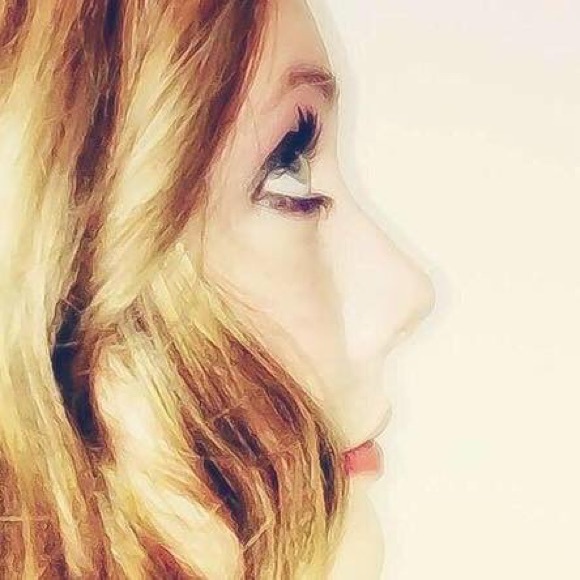 Profile Picture of Danielle Bures (@dbures) on Poshmark