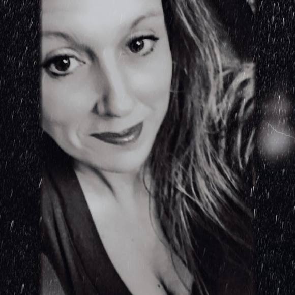 Profile Picture of Jessica Nitchals (@jesnitchals) on Poshmark