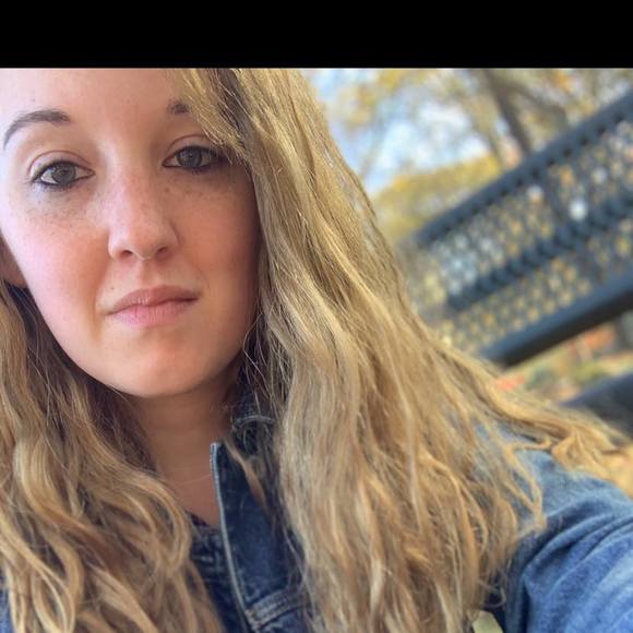 Profile Picture of Amanda Quiles (@amquiles1) on Poshmark