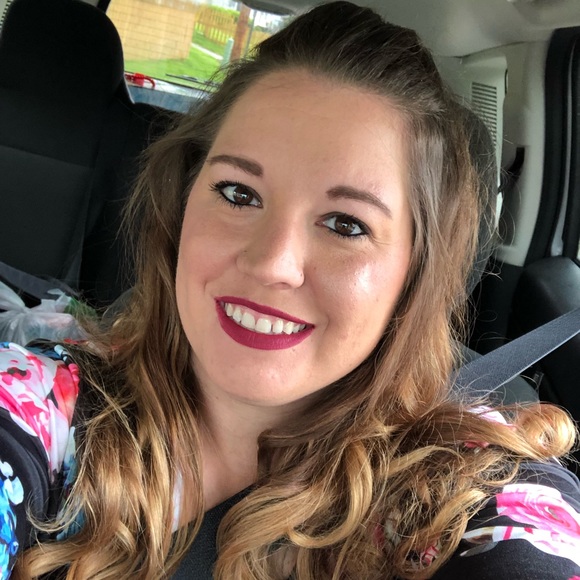 Profile Picture of Elizabeth Valstad (@evalstad) on Poshmark