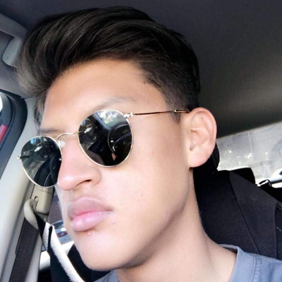 Profile Picture of Angel Pinales (@pinalesangel01) on Poshmark