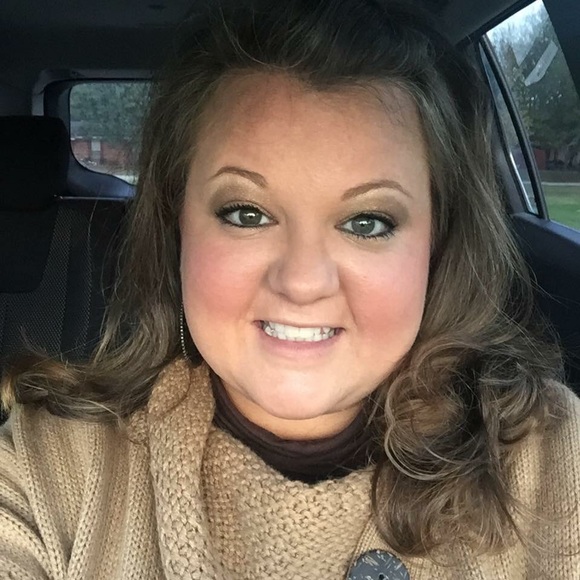 Profile Picture of Lee-ann Kelnhofer (@lakelnhofer) on Poshmark