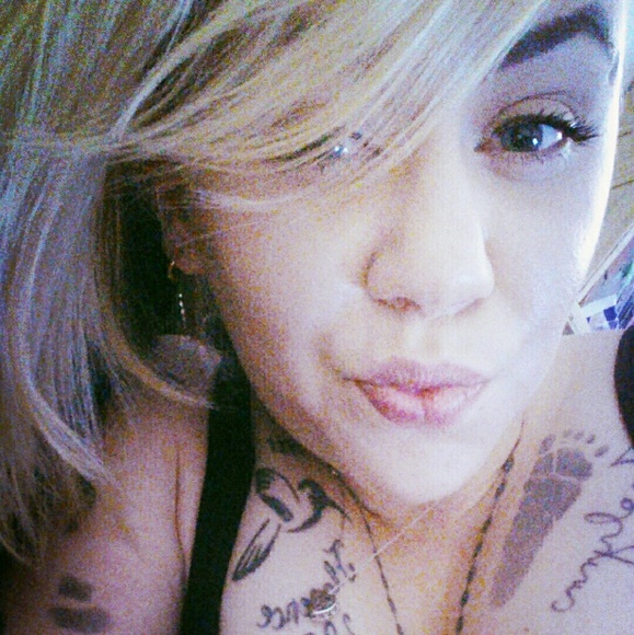 Profile Picture of Michele Larkins (@michele025) on Poshmark