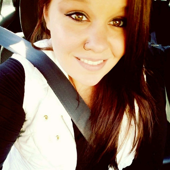 Profile Picture of April Hansen (@ahansen1193) on Poshmark