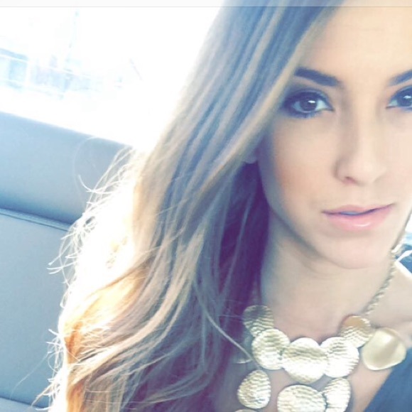 Profile Picture of Madison Brademan (@madisonarmenta) on Poshmark