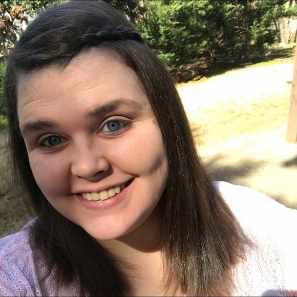 Profile Picture of Danielle Keyser (@daniellekeyser) on Poshmark