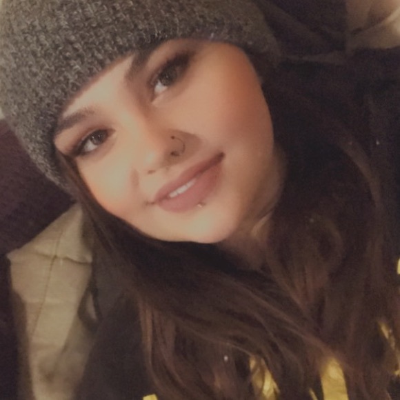 Profile Picture of Sierra Oberlander (@sierraoberl) on Poshmark