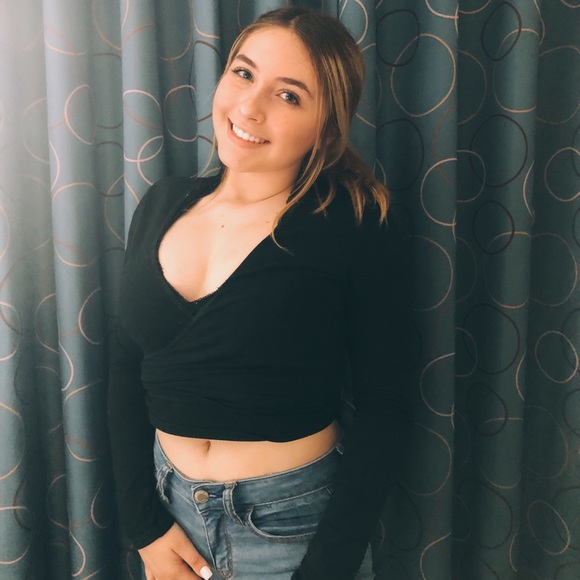 Profile Picture of Alexandra Sampson (@alexsampson) on Poshmark