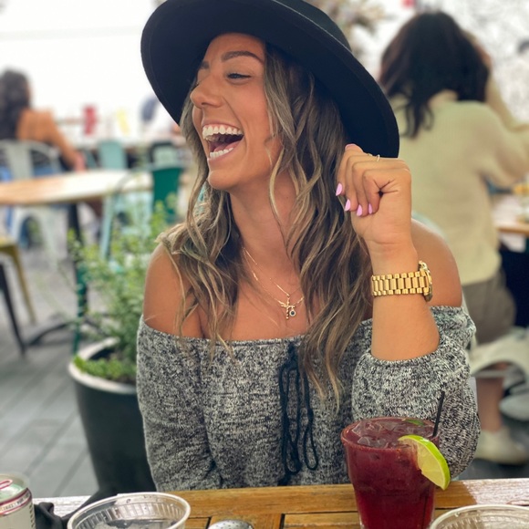 Profile Picture of Christina Christopher (@christinachr316) on Poshmark