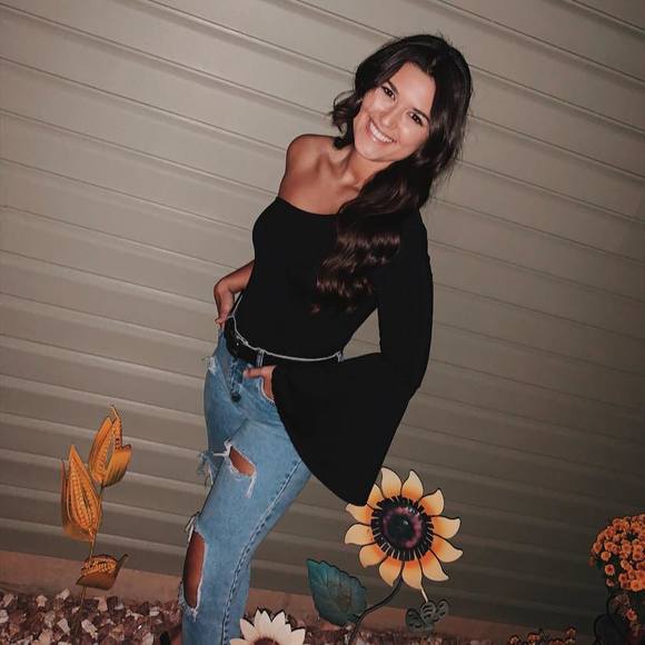 Profile Picture of Victoria Garren (@vgarren12) on Poshmark