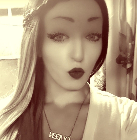 Profile Picture of Lizz Hanlan (@lil_lizz_85) on Poshmark