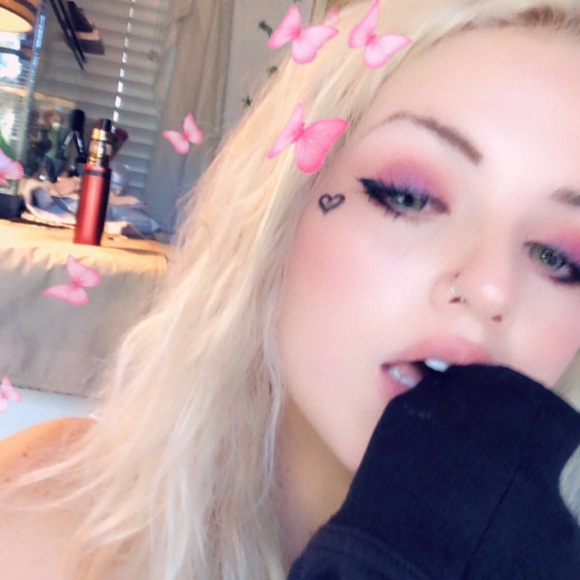 Profile Picture of Ava Rutherford (@avalruth) on Poshmark