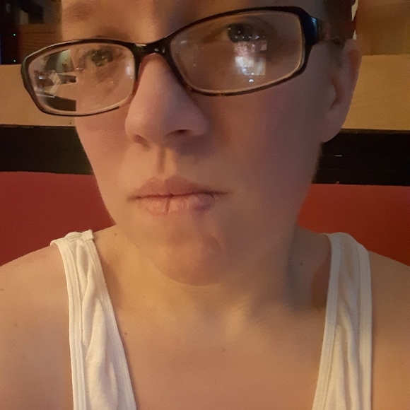 Profile Picture of Lisa Hiskey (@hiskeymomlmh) on Poshmark