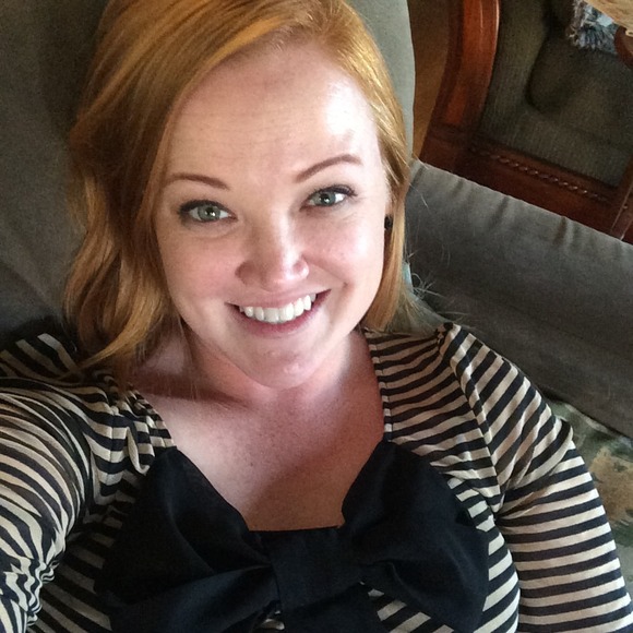 Profile Picture of Robin Hinton (@rhinton90) on Poshmark