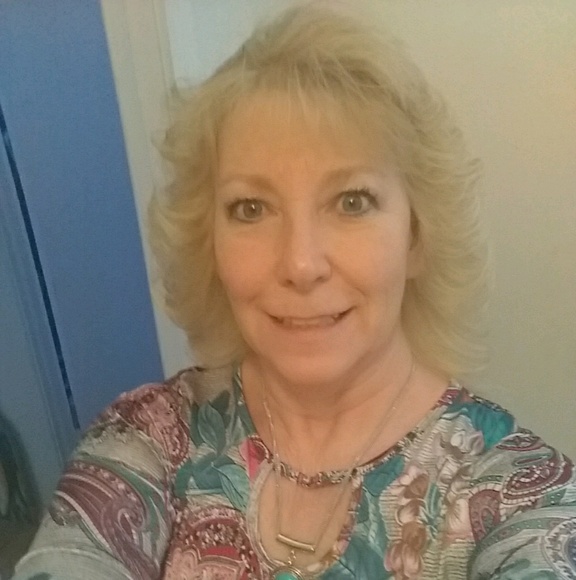 Profile Picture of Lorie Schuster (@loriemcneil) on Poshmark