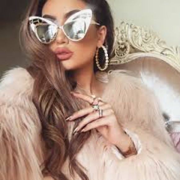 Profile Picture of Andrea Guzman (@workeithandrea) on Poshmark