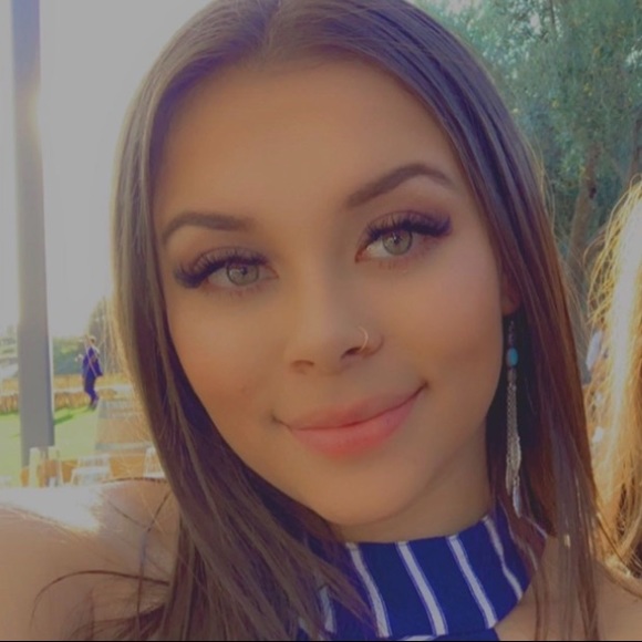 Profile Picture of Diana Morales (@dianam831) on Poshmark