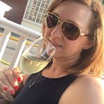 Profile Picture of Sarah Robbins (@redwhiteandrosewineguide) on Instagram