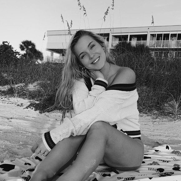 Profile Picture of Victoria Upton (@victoria2021) on Poshmark