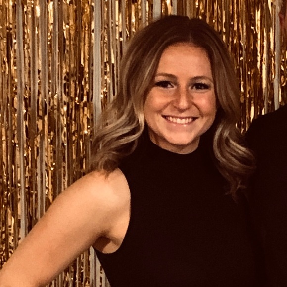 Profile Picture of Jen Schelzi (@jenschelzi) on Poshmark