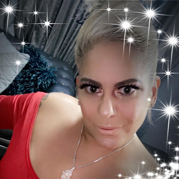 Profile Picture of Janet Perez (@cattaleya22) on Poshmark