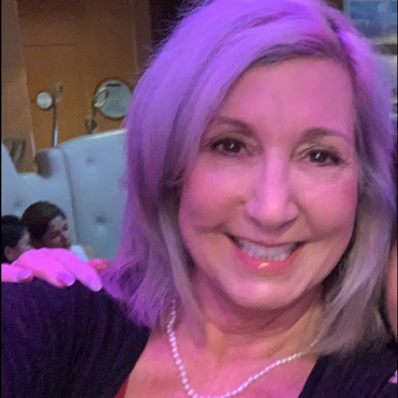 Profile Picture of Noel Crosby (@noelinsara) on Poshmark