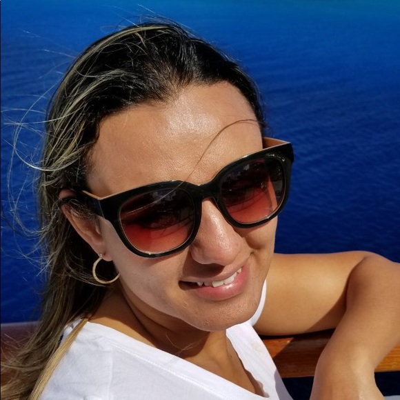 Profile Picture of Roberta Melo (@acmeloroberta) on Poshmark