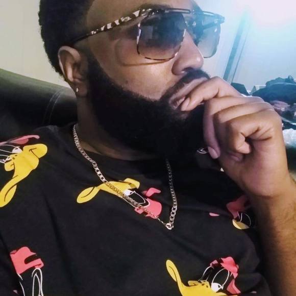 Profile Picture of David Mazon (@davidmazon) on Poshmark