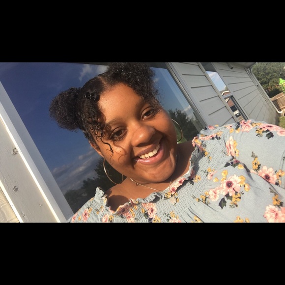 Profile Picture of Tori Humphrey (@torilove715) on Poshmark