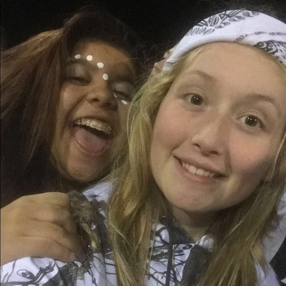 Profile Picture of Kelli Stickels (@stickelskelli) on Poshmark