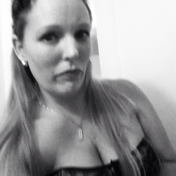 Profile Picture of Nicole Niper (@nicolanicola75) on Poshmark