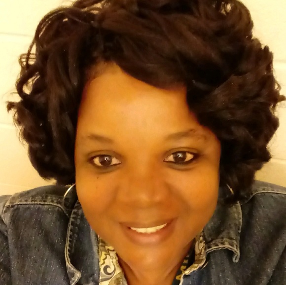 Profile Picture of Evangeline Handy (@vanhan5) on Poshmark