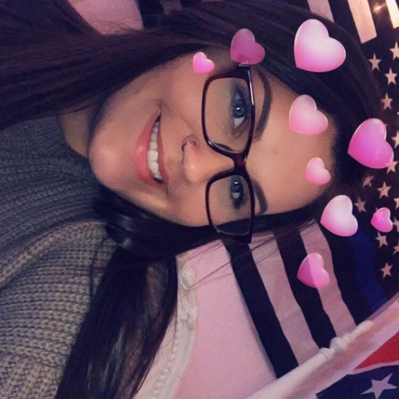 Profile Picture of Joelee Day (@joeleeday) on Poshmark